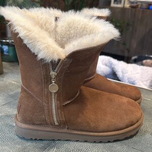 New Without tags Cozy Brown Shearling Boots